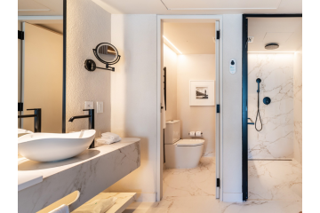 Nowoczesna łazienka z umywalką nablatową Roca Ohtake, czarną baterią Roca Ona i marmurowym gresem Tubądzin Balance Stone