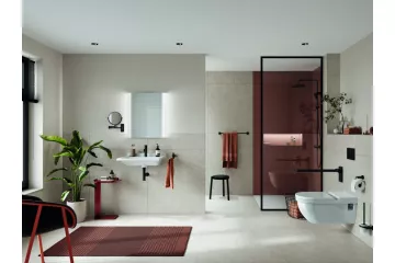 Przestronna, bezprogowa łazienka dostosowana do potrzeb osób starszych, z podwieszaną miską WC i prysznicem walk-in w eleganckim wydaniu