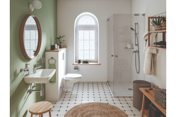 Łazienka w stylu naturalnym z zieloną ścianą, białą ceramiką i kabiną prysznicową