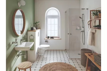 Łazienka w stylu naturalnym z zieloną ścianą, białą ceramiką i kabiną prysznicową