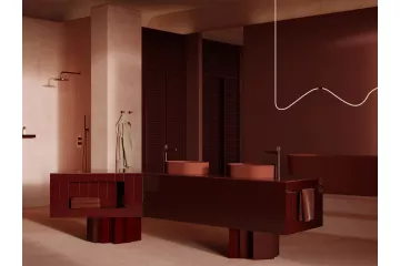 Luksusowa łazienka w stylu paryskiej klasyki z wanną wolnostojącą OVO i umywalkami w kolorze terracotta marki Omnires.