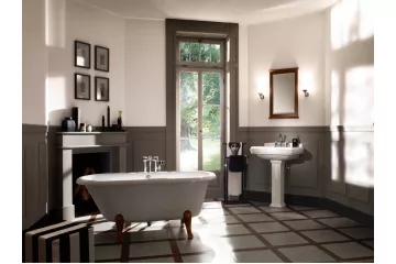Stylowa łazienka z umywalką Villeroy & Boch Hommage i wanną wolnostojącą na tle przeszklonych drzwi