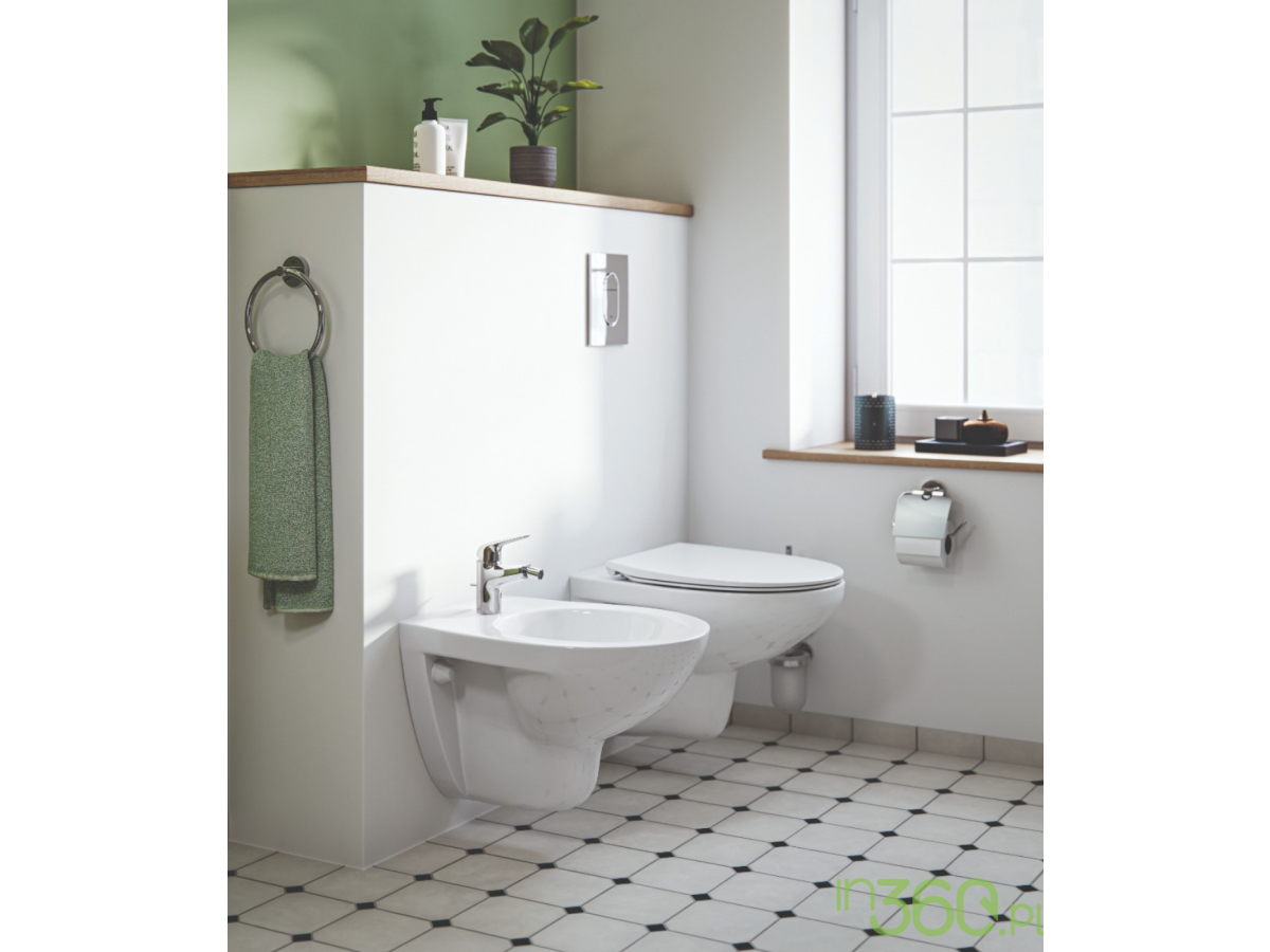 Podwieszana miska WC i bidet z baterią w jasnej łazience