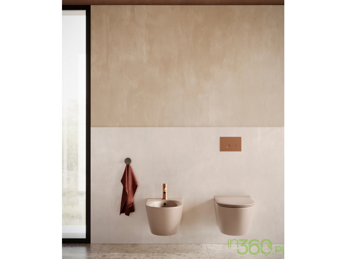 Nowoczesna łazienka z wiszącą miską WC i bidetem Catalano Sfera w wykończeniu jedwabisty mat na tle beżowych płytek