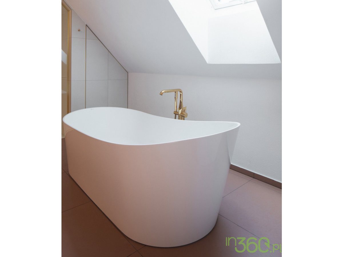 Stylowa łazienka z białą wanną wolnostojącą i baterią Grohe Essence w odcieniu Cool Sunrise