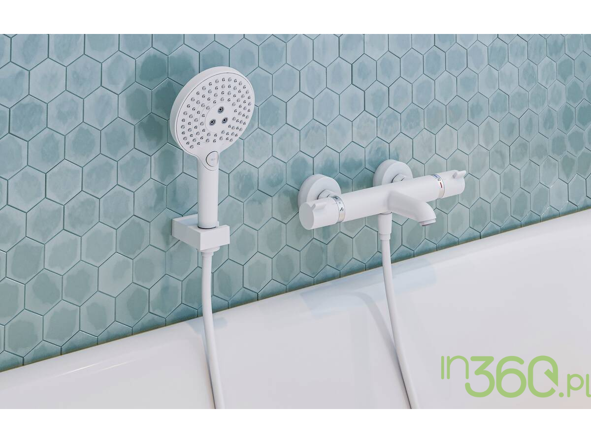 Bateria wannowa Hansgrohe Metropol z prysznicem ręcznym w białym macie na tle płytek heksagonalnych