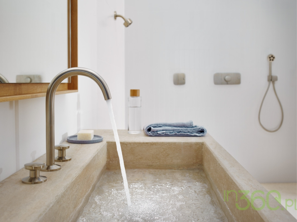 Stylowa łazienka premium marki Axor, wyposażona w elegancką baterię umywalkową, jasne wykończenia i minimalistyczny design, idealna do luksusowych aranżacji wnętrz.