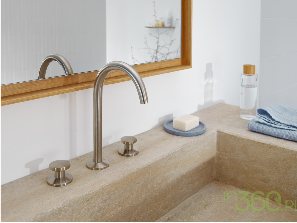 Jasna łazienka premium Axor z elegancką baterią umywalkową
