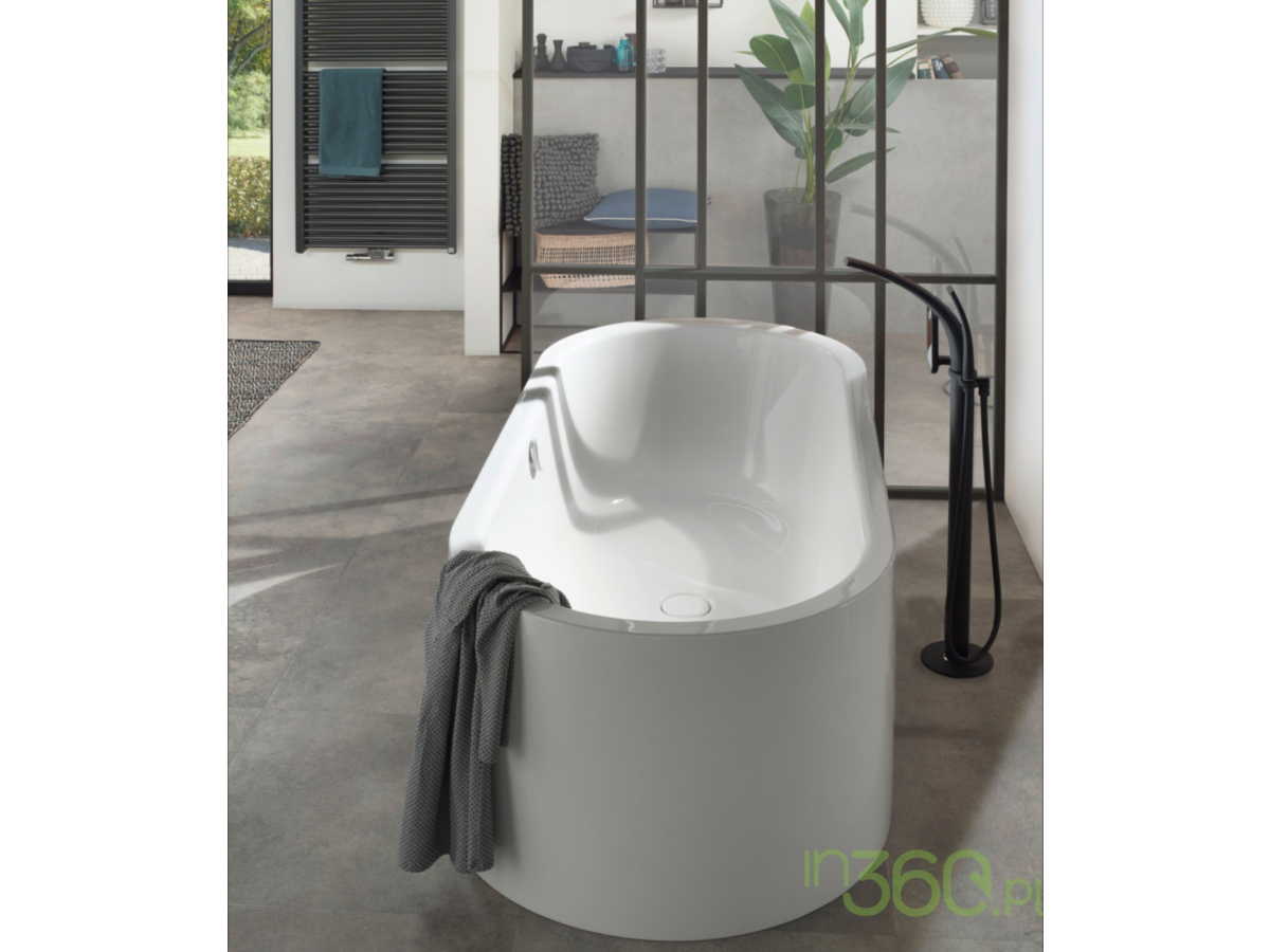 Stylowa łazienka z białą wanną Kaldewei Central Duo Oval, eleganckimi wykończeniami i minimalistycznym designem, idealna do luksusowych wnętrz.