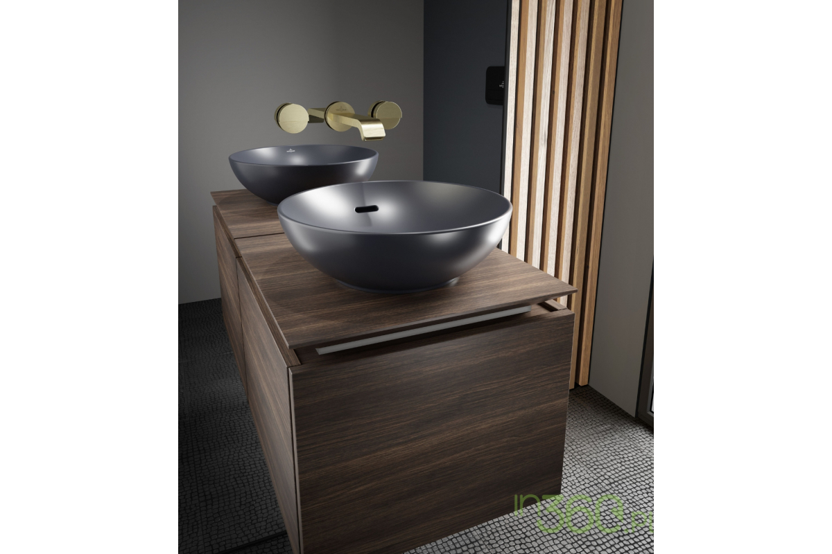 Nowoczesna łazienka z okrągłą czarną umywalką nablatową marki Villeroy & Boch, minimalistycznymi wykończeniami i eleganckim designem, idealna do stylowych wnętrz.