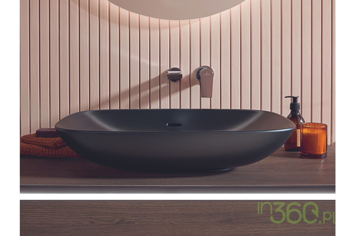 Elegancka łazienka premium wyposażona w czarną umywalkę nablatową marki Villeroy & Boch, nowoczesne wykończenia i minimalistyczny design, idealna do stylowych wnętrz.