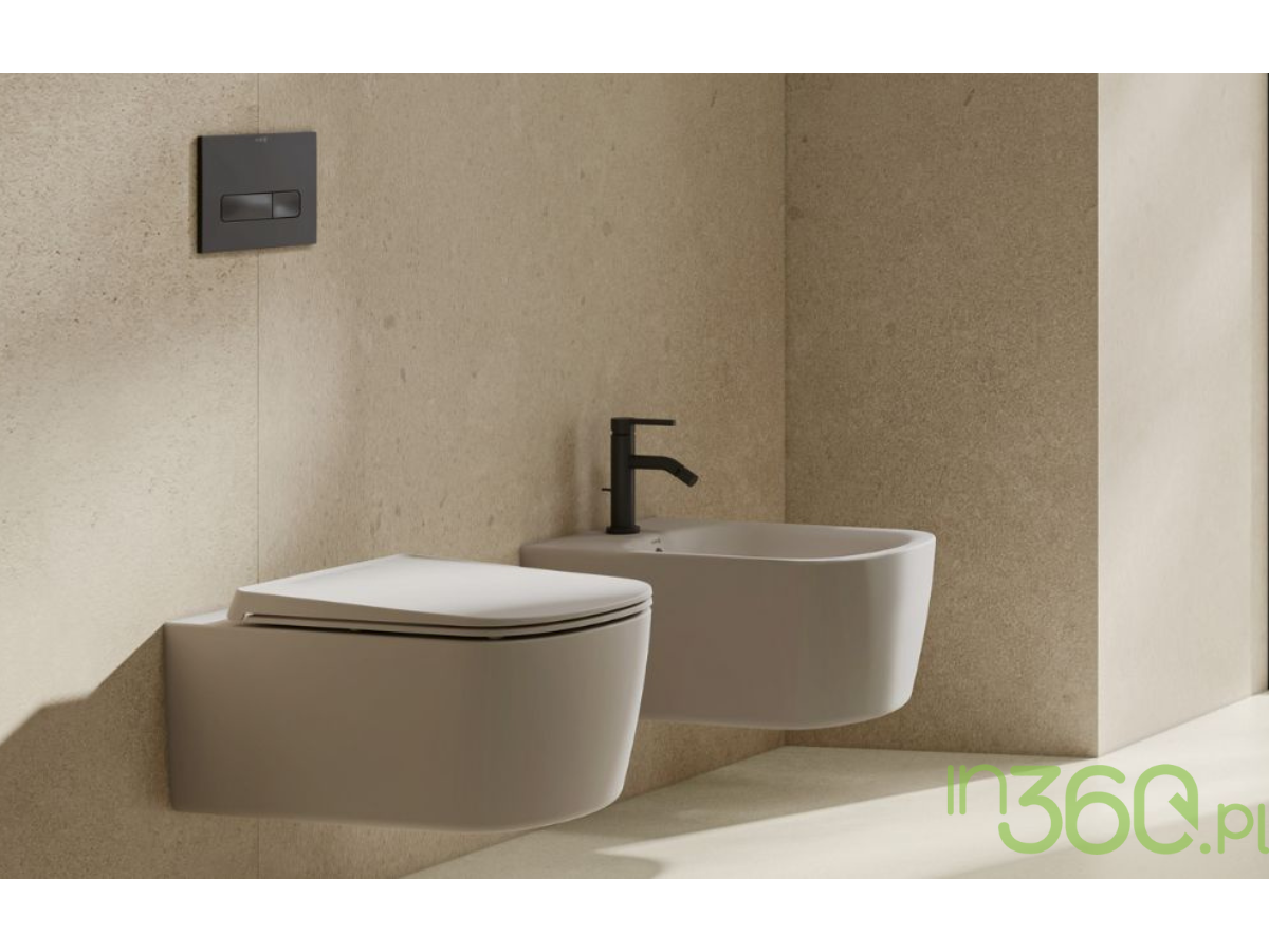 Wisząca miska WC i bidet z czarną baterią Kludi w minimalistycznej łazience w beżowych tonach