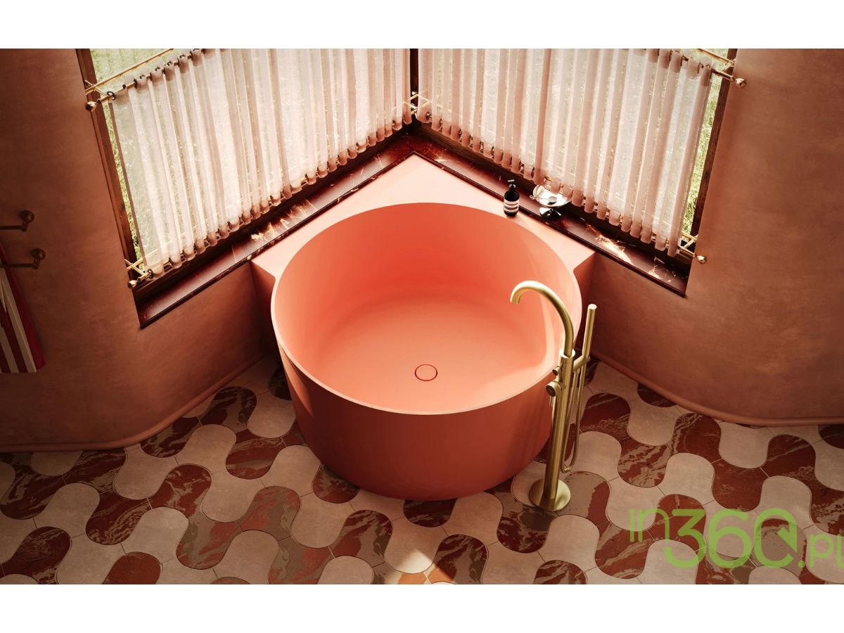 Różowa wanna wolnostojąca w narożniku łazienki Omnires Hedonistic Mannerism z baterią w złotym matowym wykończeniu