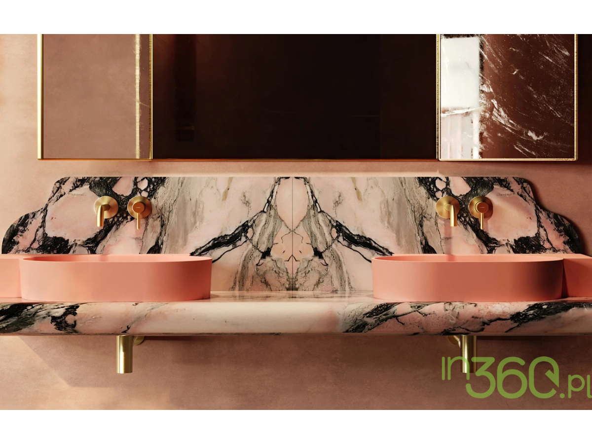 Umywalki w odcieniu pudrowego różu na marmurowym blacie w łazience Omnires Hedonistic Mannerism ze złotą armaturą