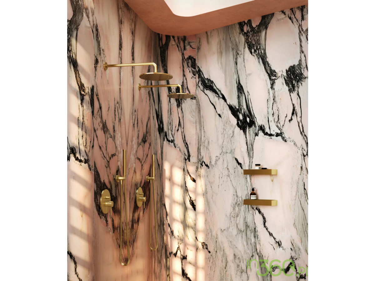Nowoczesna strefa prysznicowa Omnires Hedonistic Mannerism z marmurowymi płytami i złotą armaturą w matowym wykończeniu