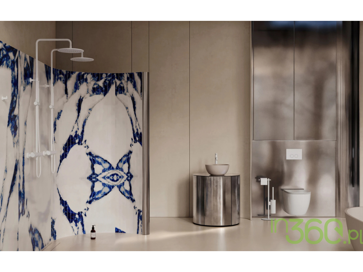 System prysznicowy Omnires Y w białym macie na tle efektownej ściany z granatowym wzorem przypominającym naturalny kamień
