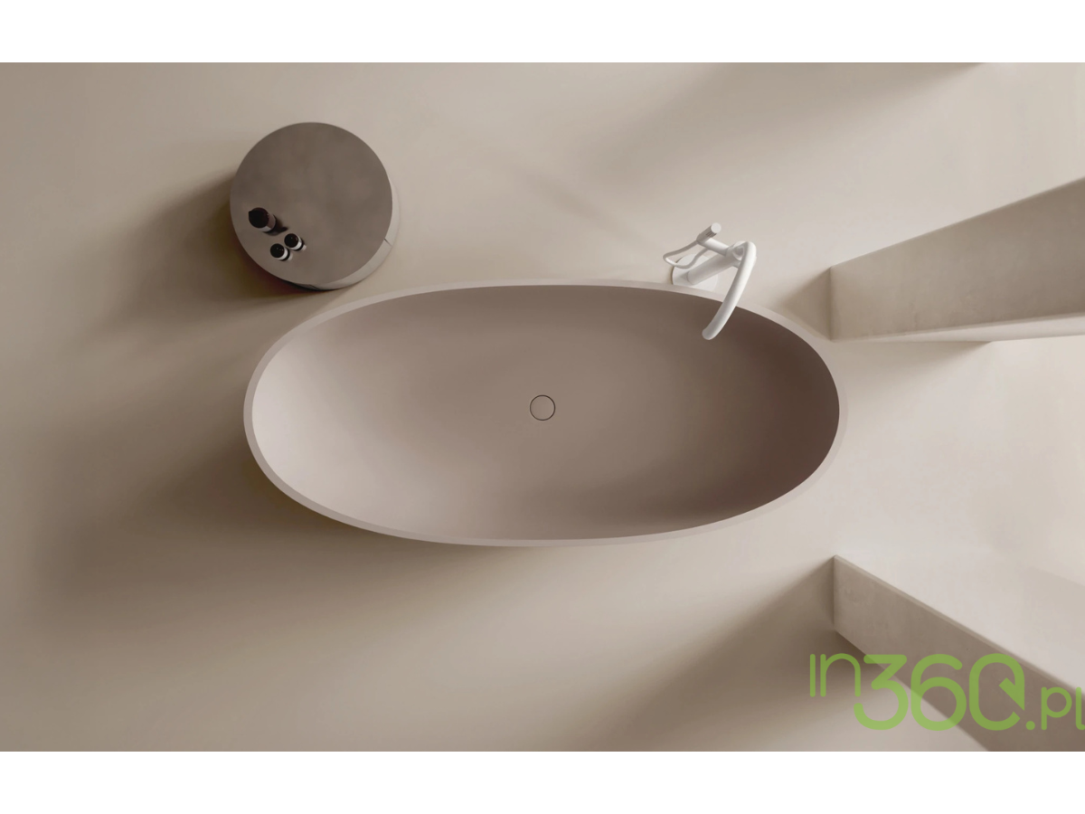 Nowoczesna beżowa wanna Omnires z baterią wolnostojącą – perspektywa z góry podkreślająca lekkość i zaokrąglone linie