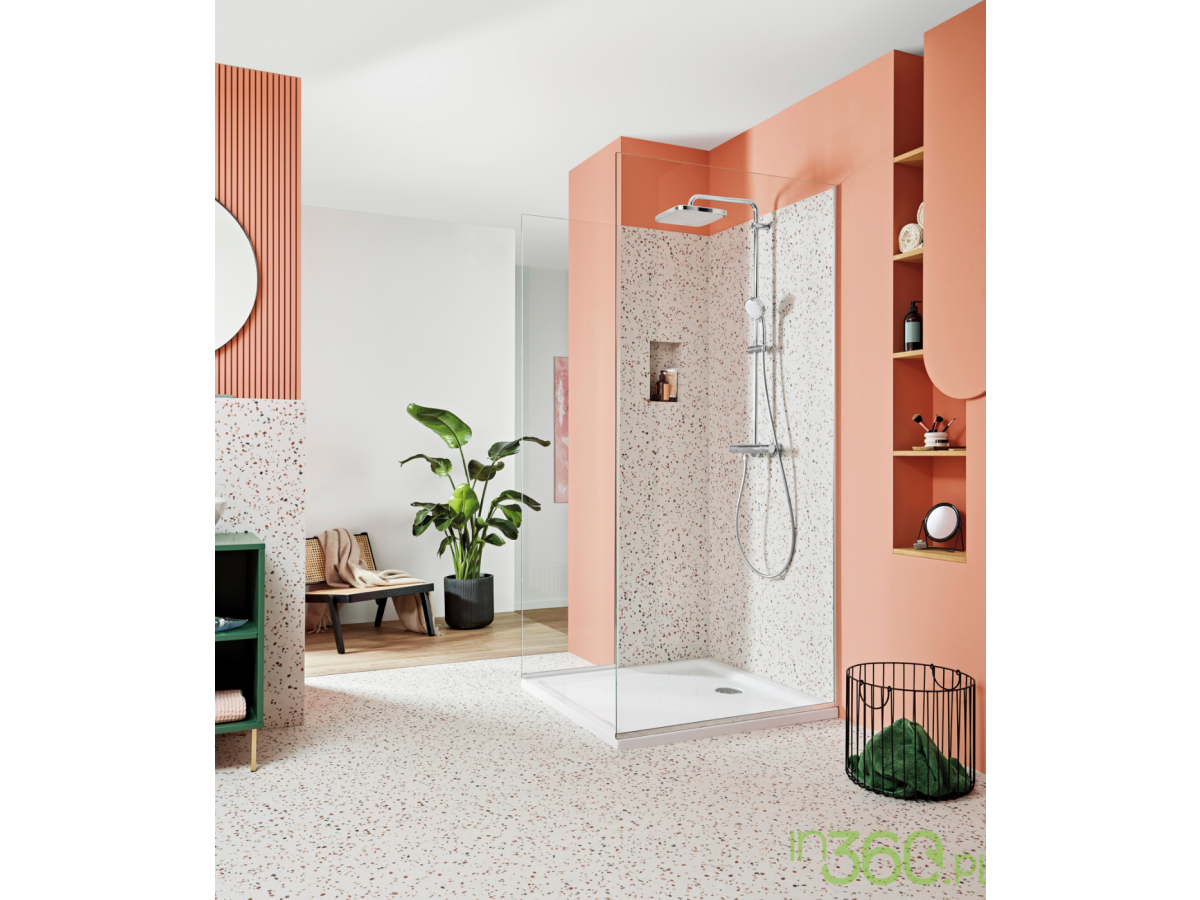  Prysznic walk-in z deszczownicą w łazience z terazzo i koralowymi ścianami