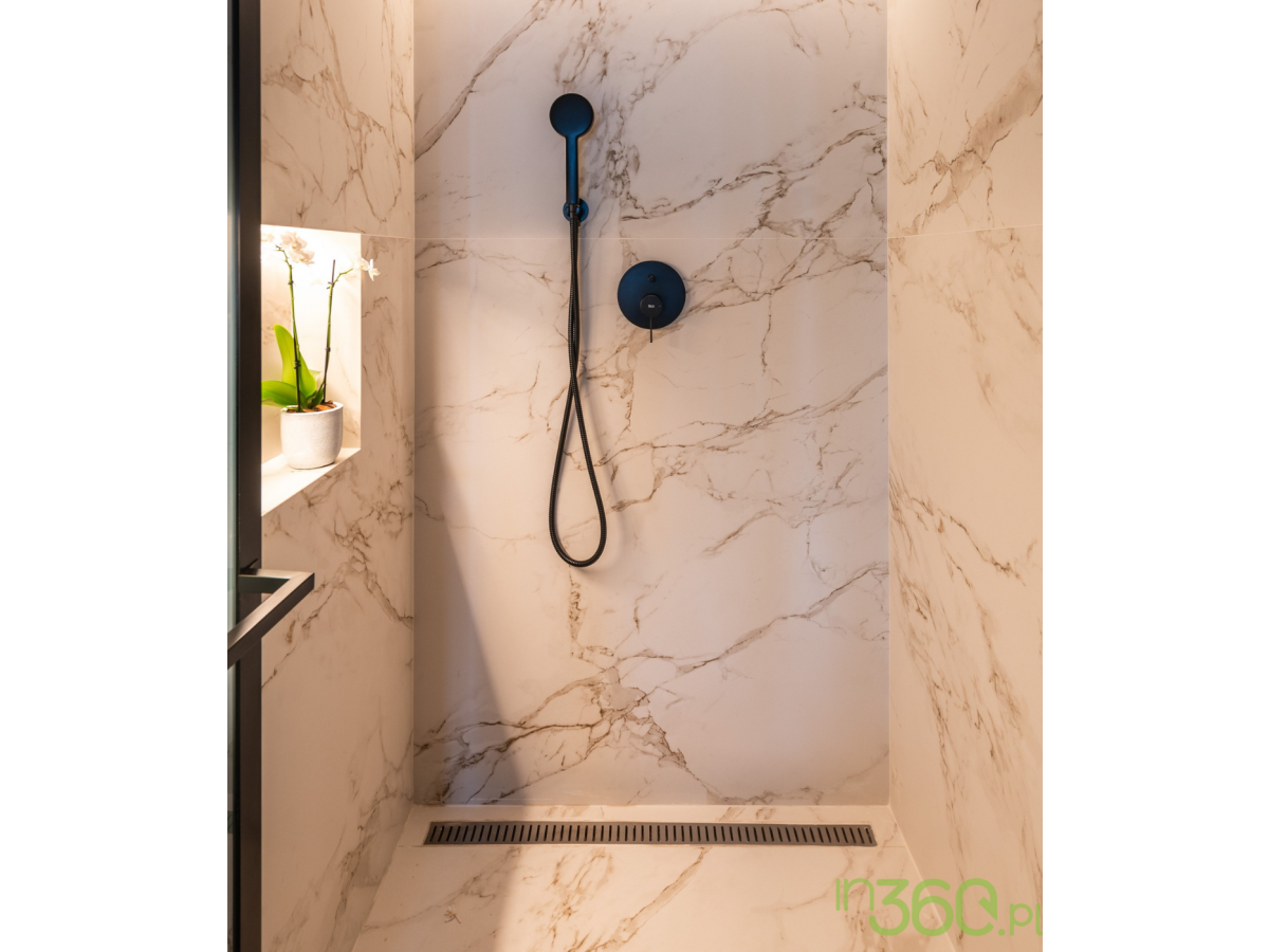 Prysznic z czarną armaturą i marmurowymi płytkami Tubądzin Balance Stone z dekoracyjną wnęką na akcesoria