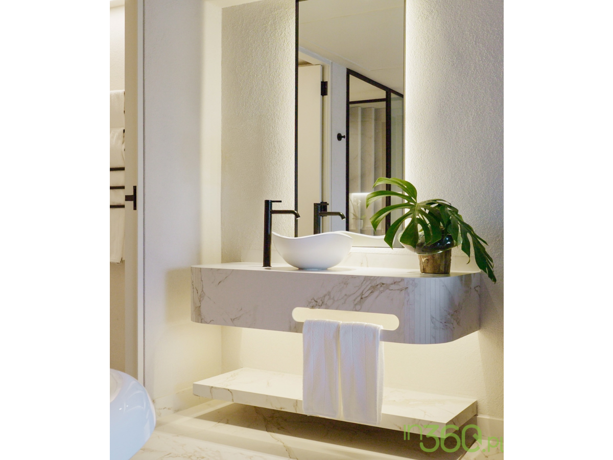 Umywalka nablatowa Roca Ohtake z czarną baterią Roca Ona na marmurowym blacie w jasnej łazience