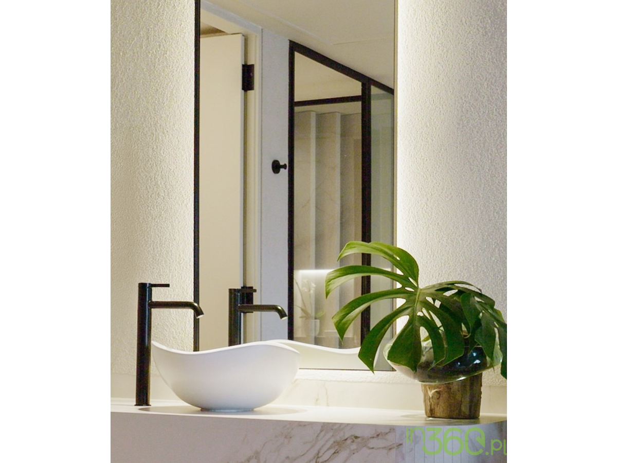 Strefa umywalki z umywalką Roca Ohtake, czarną baterią i dekoracyjną rośliną na marmurowym blacie