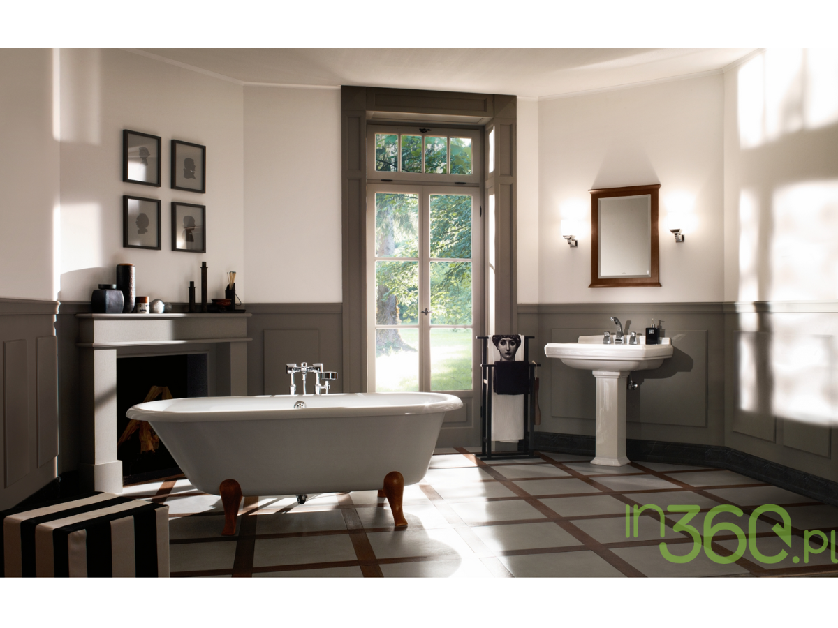 Stylowa łazienka z wanną wolnostojącą i umywalką Villeroy & Boch Hommage w klasycznym wnętrzu