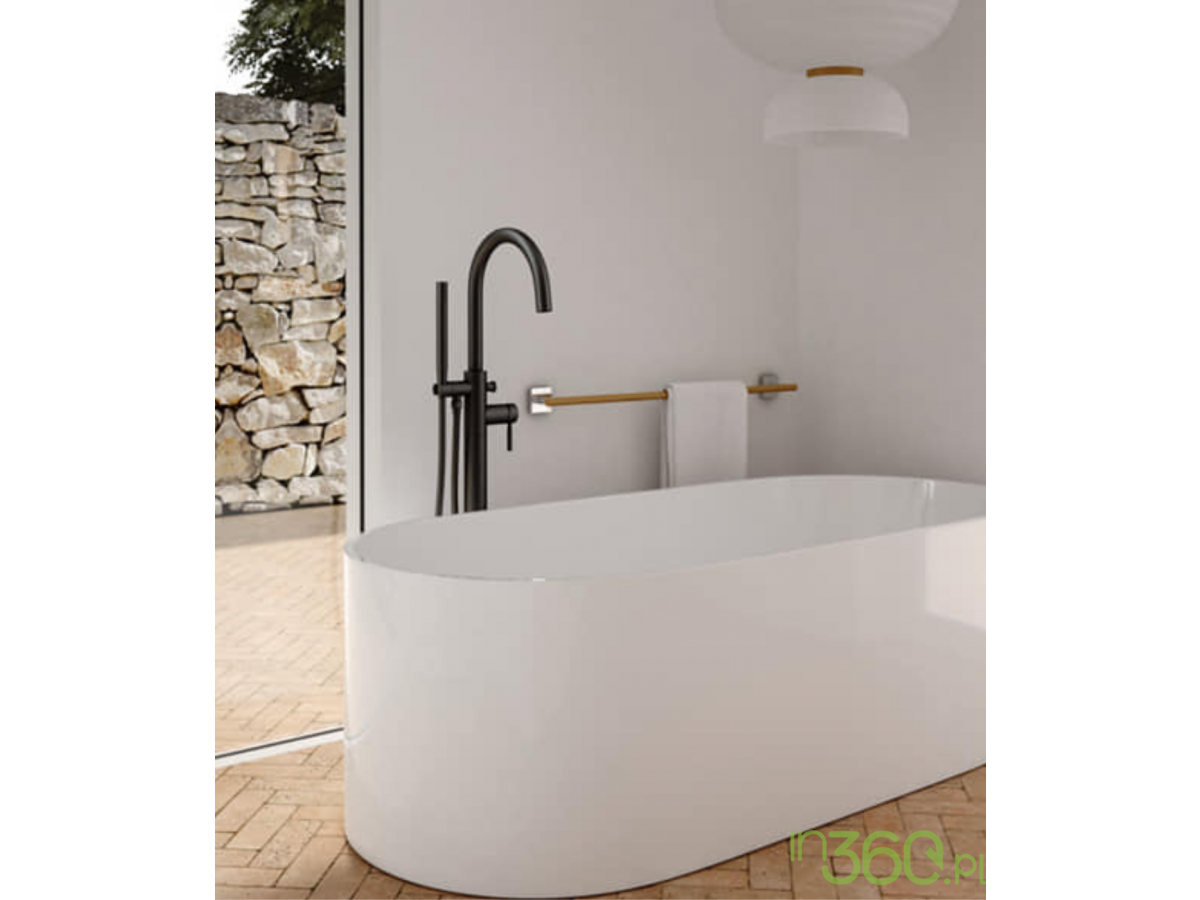 Biała wanna wolnostojąca z czarną baterią – łazienka w stylu modern natural