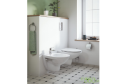 Podwieszana miska WC i bidet z baterią w jasnej łazience