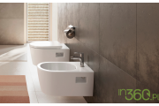 Podwieszany bidet i WC na tle ciemnej płytki w eleganckiej łazience