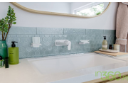 Bateria umywalkowa Hansgrohe Metropol w białym macie zamontowana na tle błękitnych płytek Marazzi Mystone Berici