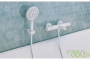 Bateria wannowa Hansgrohe Metropol z prysznicem ręcznym w białym macie na tle płytek heksagonalnych