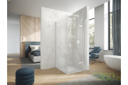 Stylowa łazienka z białą kabiną prysznicową marki Hüppe, naturalnymi drewnianymi akcentami i minimalistycznym designem, idealna do eleganckich i nowoczesnych wnętrz.