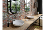 Nowoczesna łazienka w stylu loftowym, wyposażona w umywalki Miena, surowe wykończenia i minimalistyczny design, idealna do industrialnych aranżacji wnętrz.