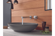 Nowoczesna łazienka z szarą umywalką marki Villeroy & Boch, minimalistycznym designem i stylowymi wykończeniami, idealna do luksusowych aranżacji wnętrz.