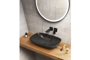 Nowoczesna łazienka wyposażona w czarną umywalkę nablatową marki Villeroy & Boch, drewniane detale i minimalistyczny design, idealna do eleganckich i stylowych wnętrz.