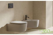 Wisząca miska WC i bidet z czarną baterią Kludi w minimalistycznej łazience w beżowych tonach
