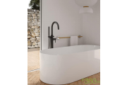 Biała wanna wolnostojąca z czarną baterią – łazienka w stylu modern natural