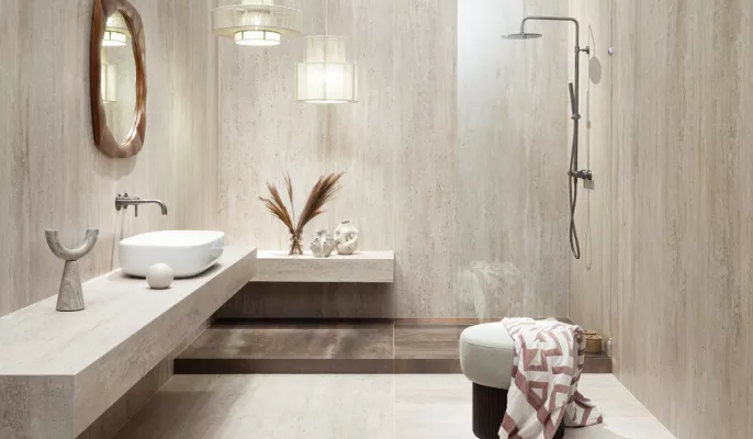 Płytki Tubądzin Holiday Travertine – aranżacja łazienki w jasnych, naturalnych tonach Elegancka łazienka z płytkami Tubądzin Holiday Travertine – naturalny design i subtelna elegancja