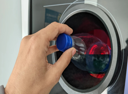 Kaucja za butelki plastikowe – zwrot butelki w automacie Kaucja za butelki – jak działa system zwrotu opakowa