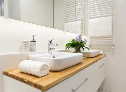 Szafka do łazienki z drewnianym blatem – stylowe rozwiązanie do nowoczesnych łazienek