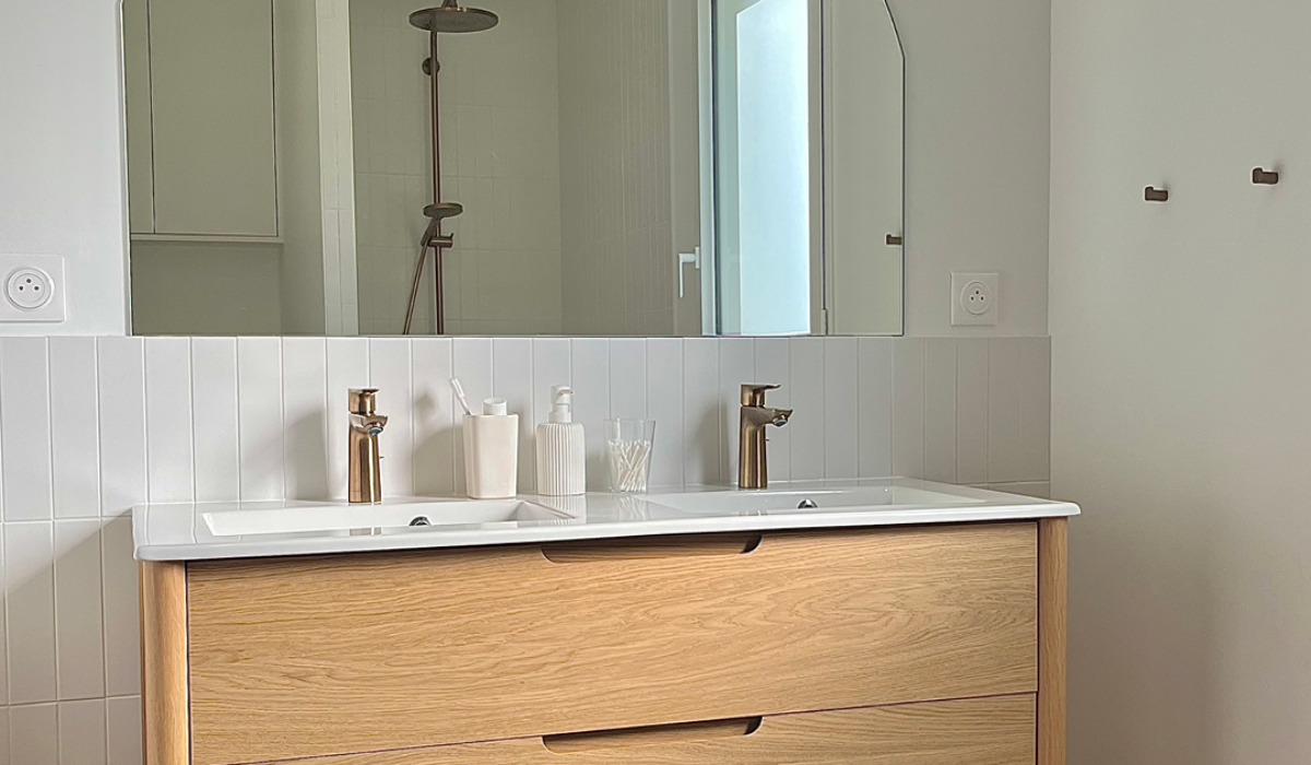 Bateria umywalkowa Hansgrohe Talis E w łazience z drewnianą szafką i podw&oacute;jną umywalką