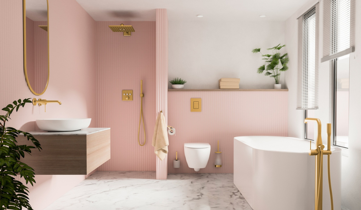 różowa łazienka ze złotem