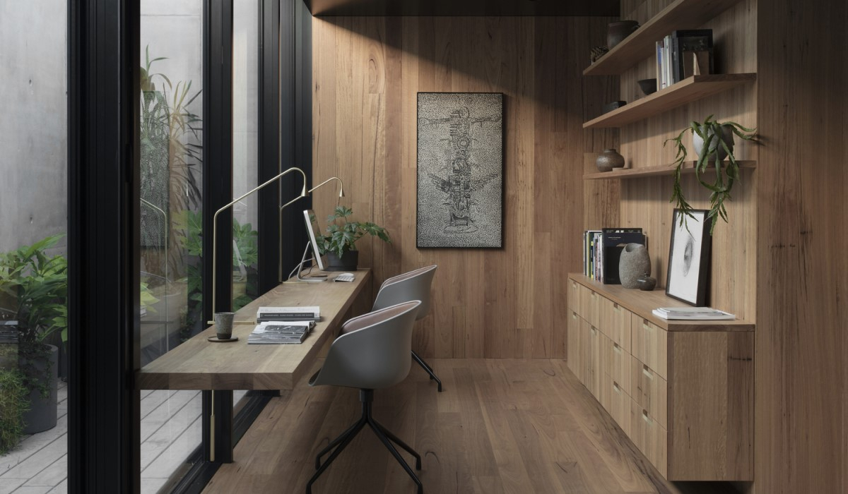 nowoczesne domowe biuro z dużym przeszklonym oknem wykończone drewnem