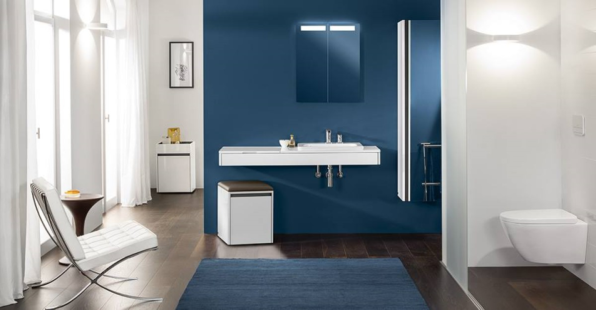 niebieska łazienka z białymi mebalmi