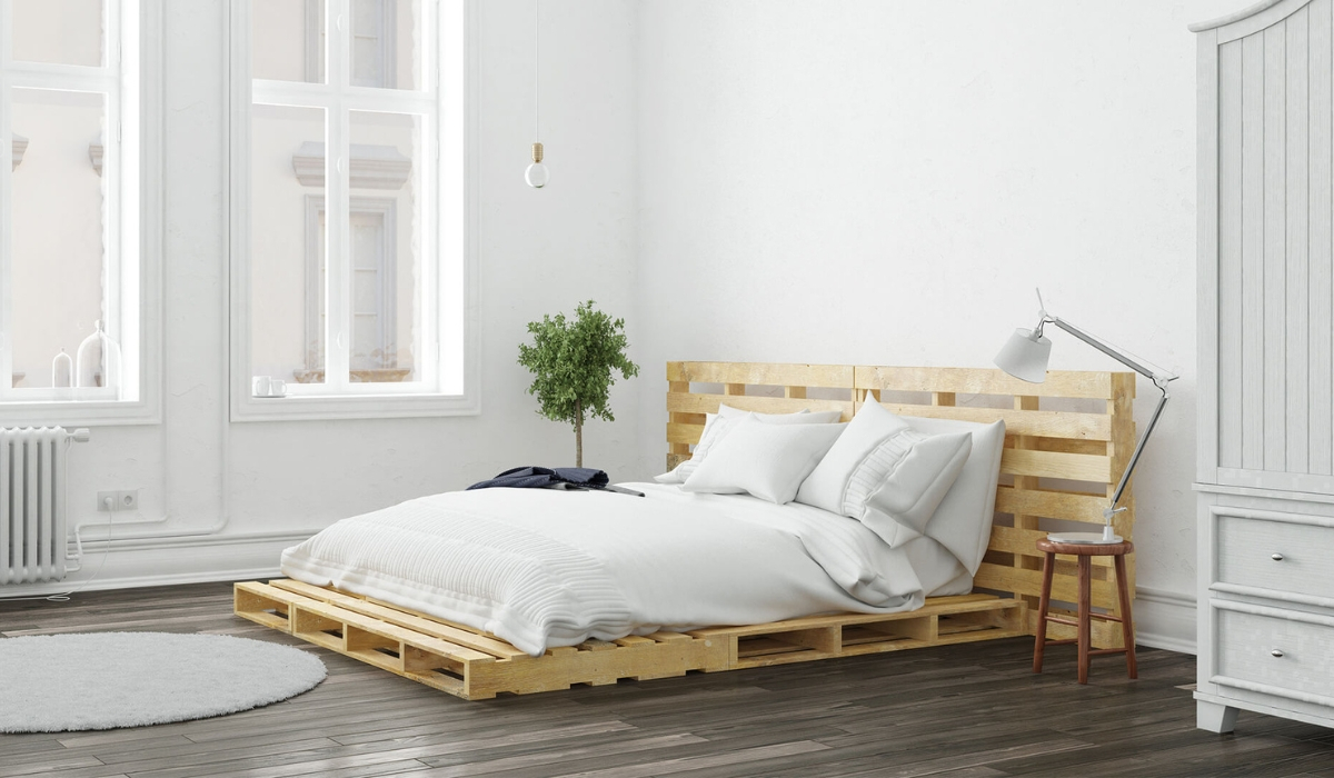 lóżko z palet jasna sypialnia minimalistyczny styl
