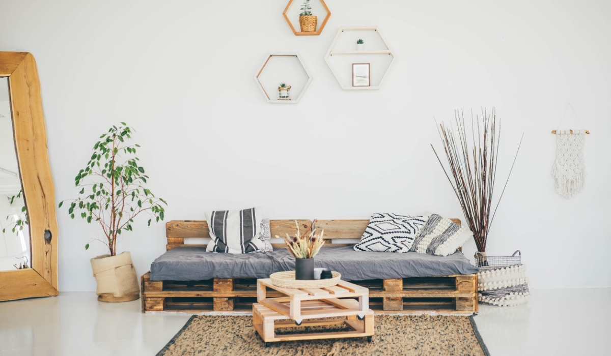 minimalistyczna kanpa z palet w salonie