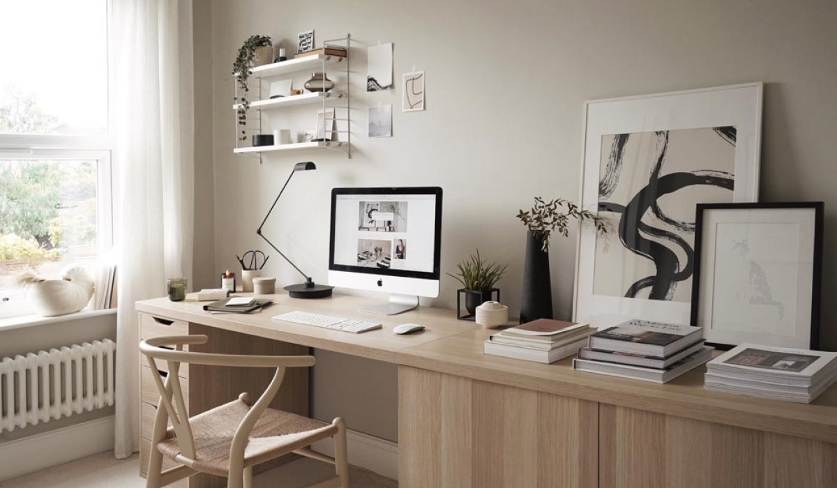 biuro w stylu minimalistycznym styl japandi oświetlenie