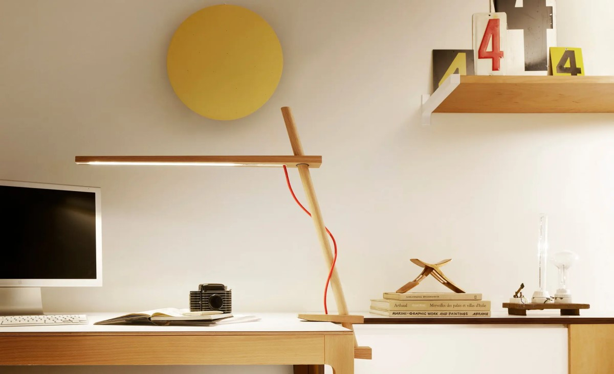 nowoczesna drewniana lampka na biurko 