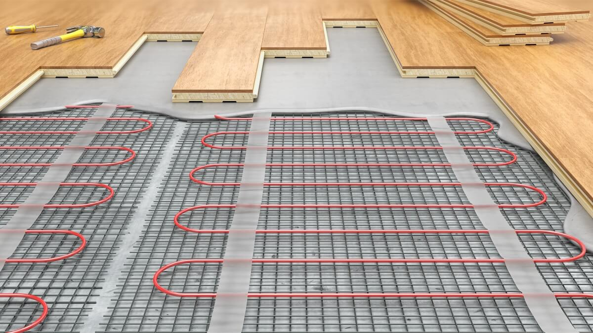 układanie paneli podłogowych przy ogrzewaniu podłogowym