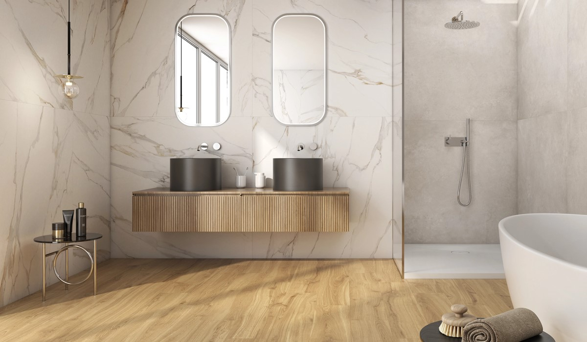 szara nowoczesna łazienka z matmurowymi płytkami i dużymi lustrami z podłogą z paneli winylowych